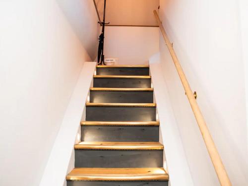 Pass the Keys A Vibrant Characterful Mews House with Air Con - image 6