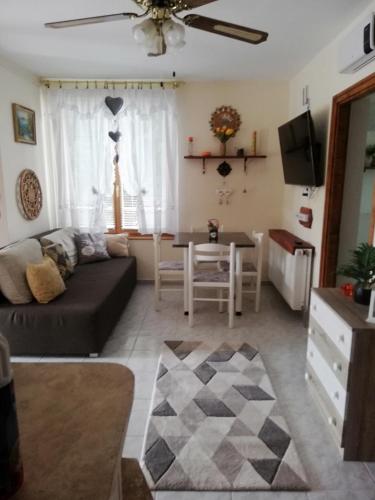 Sárga Önálló Nyaralóház (Sarga Onallo Nyaralohaz) in บาลาตองเฟนเวส