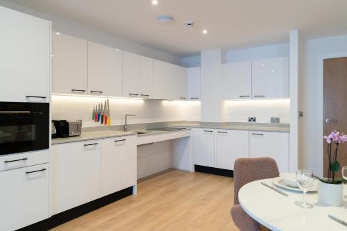 Facilities, PREMIER SUITES Edinburgh Fountain Court near B&D's Kitchen