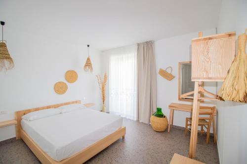 Deluxe Double Room with Balcony image 10