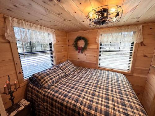 Adorable Old Timey Lakeside Log Cabin - Little House on the Big Arb in Woodruff, USA