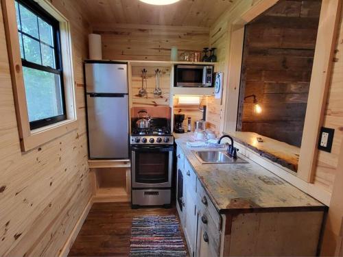 Adorable Old Timey Lakeside Log Cabin - Little House on the Big Arb in Woodruff, USA