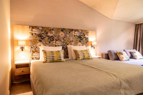 1 king bed, 1 sofa bed
