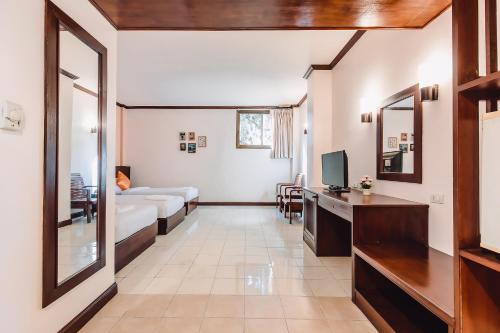 room detail thumbnail 1