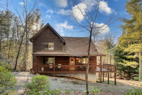 Ellijay Cabin with Private Lake & great location! in Ellijay, USA