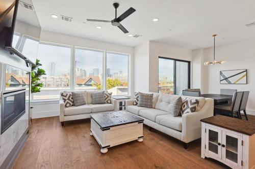 3-BD Luxury Living w Rooftop Garden Views in Dallas, USA