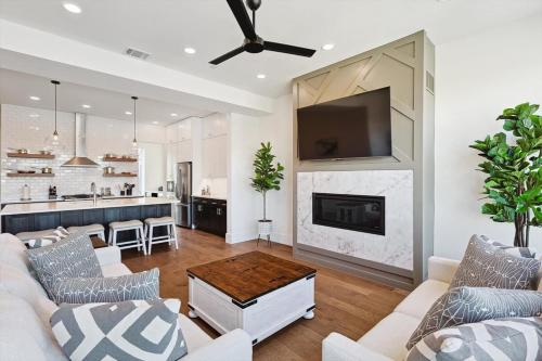 3-BD Luxury Living w Rooftop Garden Views in Dallas, USA