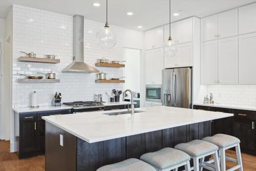 3-BD Luxury Living w Rooftop Garden Views in Dallas, USA