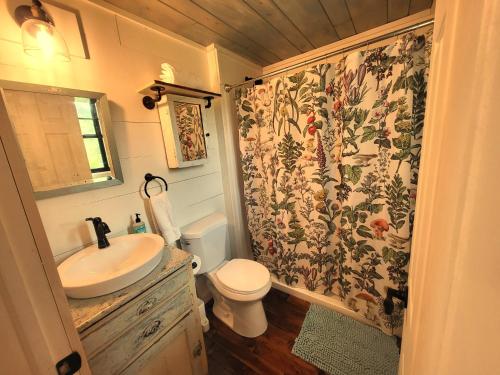 Adorable Old Timey Lakeside Log Cabin - Little House on the Big Arb in Woodruff, USA
