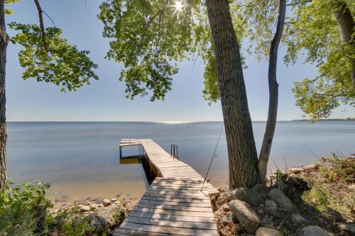 . 600' of Green Bay Frontage & Dock: Cozy Cottage