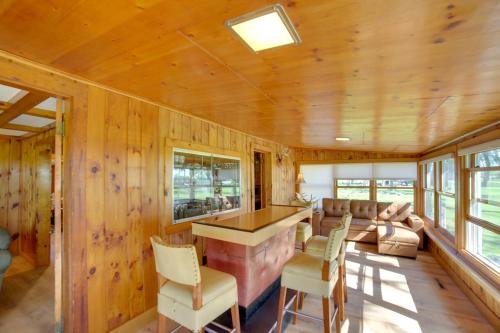 600 of Green Bay Frontage and Dock Cozy Cottage in Oconto, USA