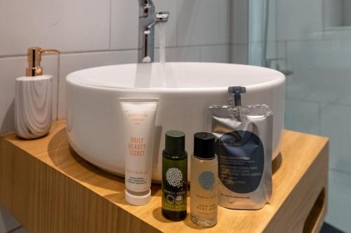 Under Acropolis Hill Studio - image 4