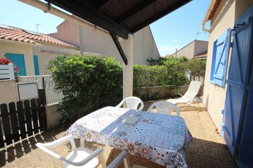 Jolie maison d'angle, belle terrasse arborée et clôturée , 4 couchages, clim , à 400 m de la mer a PORTIRAGNES PLAGE LRHP58 - Location, gîte - Portiragnes