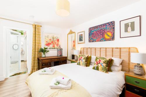 1 queen bed, 1 sofa bed