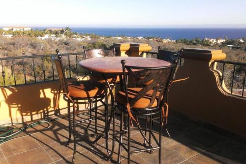 Cabo Done Right 4 BDR and 3 BTH, Private Pool, Ocean, Whales in El Pueblito, Mexico