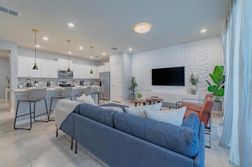 Stylish 5BR Retreat with Pool Near Disney - image 12