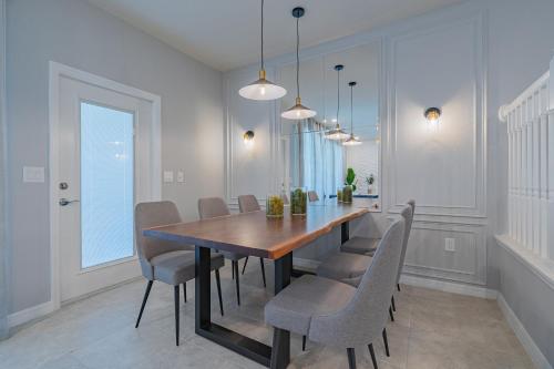Stylish 5BR Retreat with Pool Near Disney - image 3