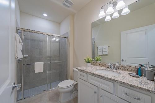 Stylish 5BR Retreat with Pool Near Disney - image 10