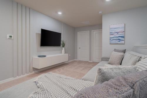 Stylish 5BR Retreat with Pool Near Disney - image 7