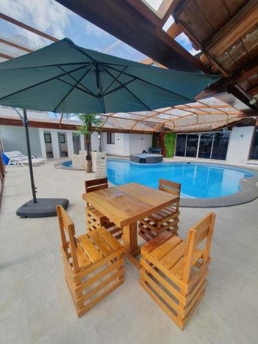 Hosteria Airport Garden in ตาบาเบลา