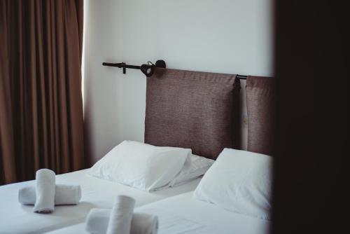 2 twin beds, 1 sofa bed