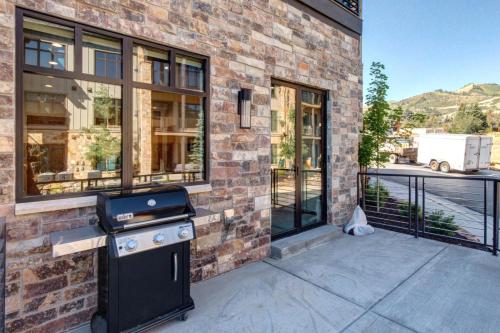 KBM Resorts: Elegant Decor Walk to Cabriolet Free Canyon Village Shuttle