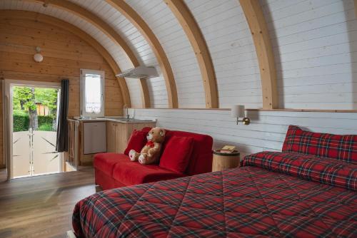 1 queen bed, 1 sofa bed