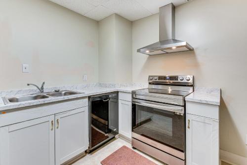 Athens Apt Near Sanford Stadium with Hot Tub Access! in Athens, USA