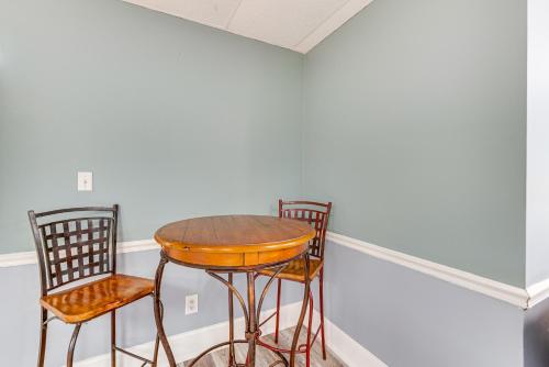 Athens Apt Near Sanford Stadium with Hot Tub Access! in Athens, USA