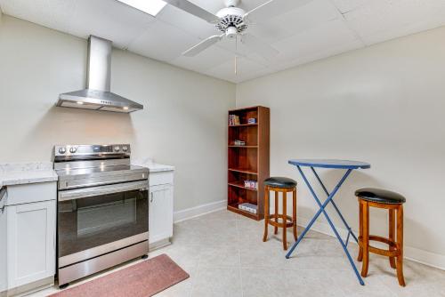 Athens Apt Near Sanford Stadium with Hot Tub Access! in Athens, USA