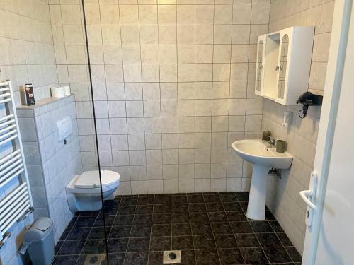 Airport Jazmin Guesthouse - image 5