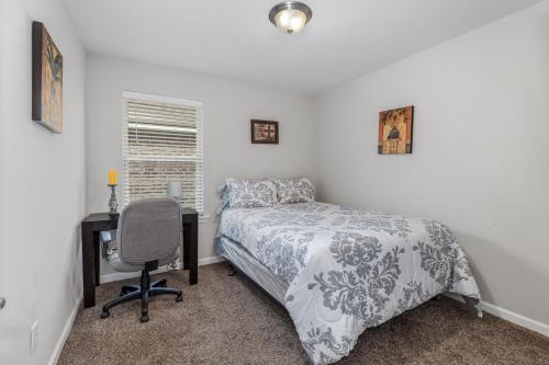 Spacious & Comfy KING Bed with Garage in Lake Charles