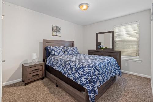 Spacious & Comfy KING Bed with Garage in Lake Charles