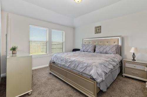 Spacious & Comfy KING Bed with Garage in Lake Charles