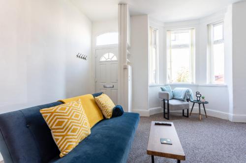 Bright 2 Bedroom House in Heywood, with Free Parking, WiFi And Patio gîte à louer Birch