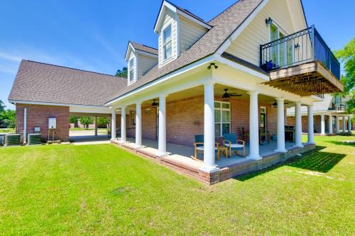Spacious Springfield Home w/ Golf Course View! in Springfield (LA)