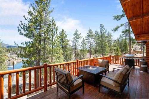 Lakeview Lodge - Across the street from the lake and Boulder Bay Park! in Big Bear Lake, USA