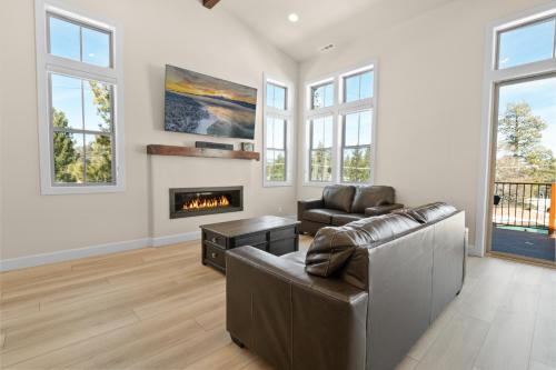 Pine Meadow - Game Room with pool table, foosball & shuffleboard! in Big Bear Lake, USA