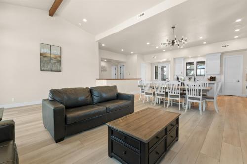 Pine Meadow - Game Room with pool table, foosball & shuffleboard! in Big Bear Lake, USA