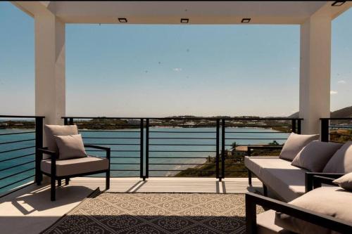 Балкон, Great Bay Villa (West) w/Pickleball Court in Nazareth