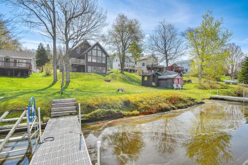 Lakefront New Hampshire Hideaway w/ Deck & Views in Milsfīlda (NH)