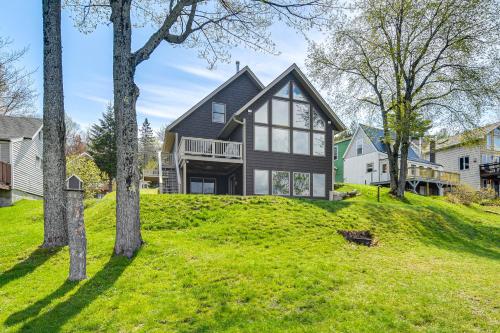 Lakefront New Hampshire Hideaway w/ Deck & Views in Milsfīlda (NH)