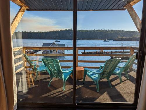 Jade Resort-Oceanfront Suites in Gowlland Harbour in เฮริออท เบย์(บริติชโคลัมเบีย)