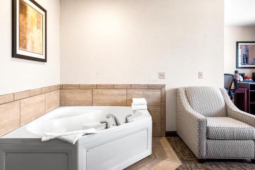 Boarders Inn & Suites by Cobblestone Hotels - Shawano - image 3