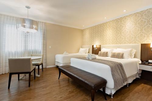 1 queen bed, 1 twin bed