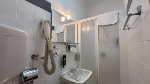 4 twin beds