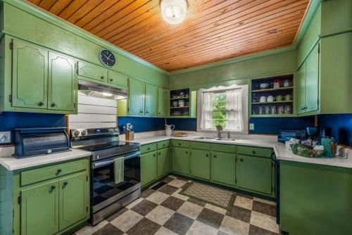 Tranquility Hideaway Cottage on 2 Acres Downtown Fort Payne in Fort Payne, USA