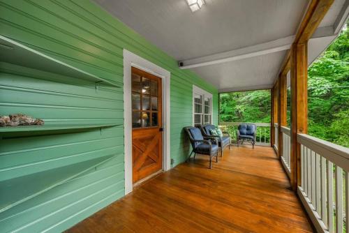 Tranquility Hideaway Cottage on 2 Acres Downtown Fort Payne in Fort Payne, USA