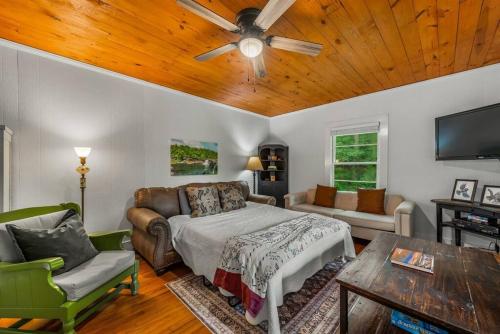 Tranquility Hideaway Cottage on 2 Acres Downtown Fort Payne in Fort Payne, USA