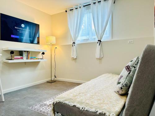 2BR 1BA Garden View Guest Suite - King-size Bed - Free Parking in Vancouver, Canada
